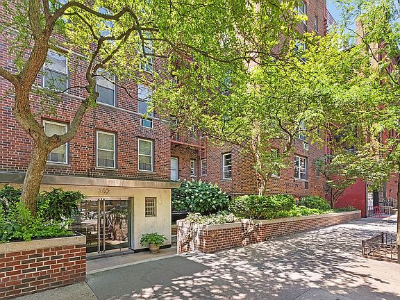 5th image of 302 E 88th St APT 5B