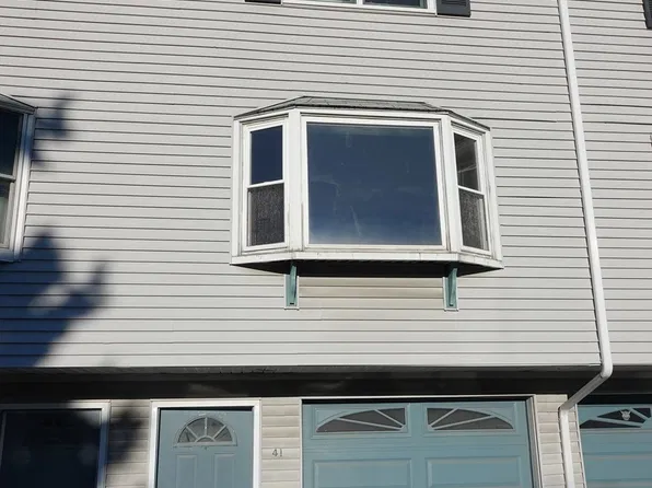 30 Angle St APT 41, Lowell, MA 01851