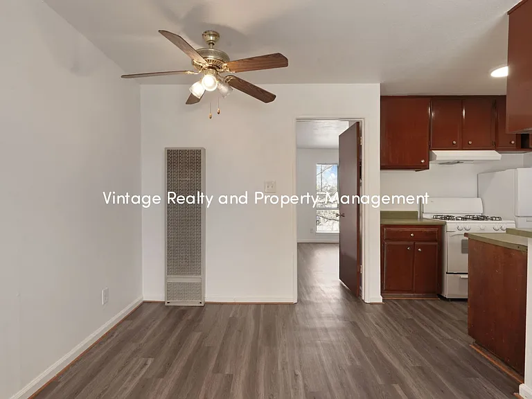 110 E Grove St — Photo 12