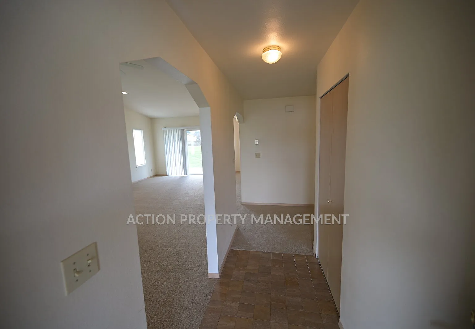 3 bed, 2.0 bath, 1844 sqft, $2,500 — Photo 4