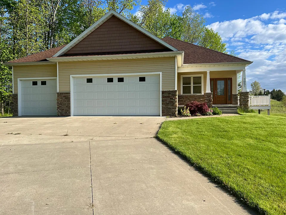 7051 Silverhawk Dr