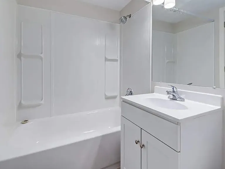 328 Saskatchewan Cres E — Photo 8