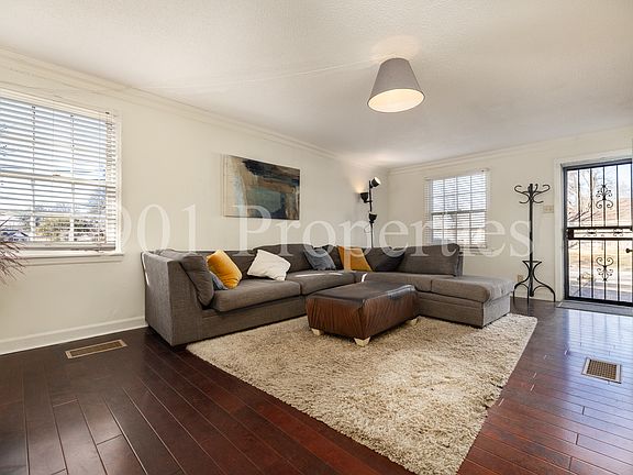 3rd image of 81 S Larchmont Dr