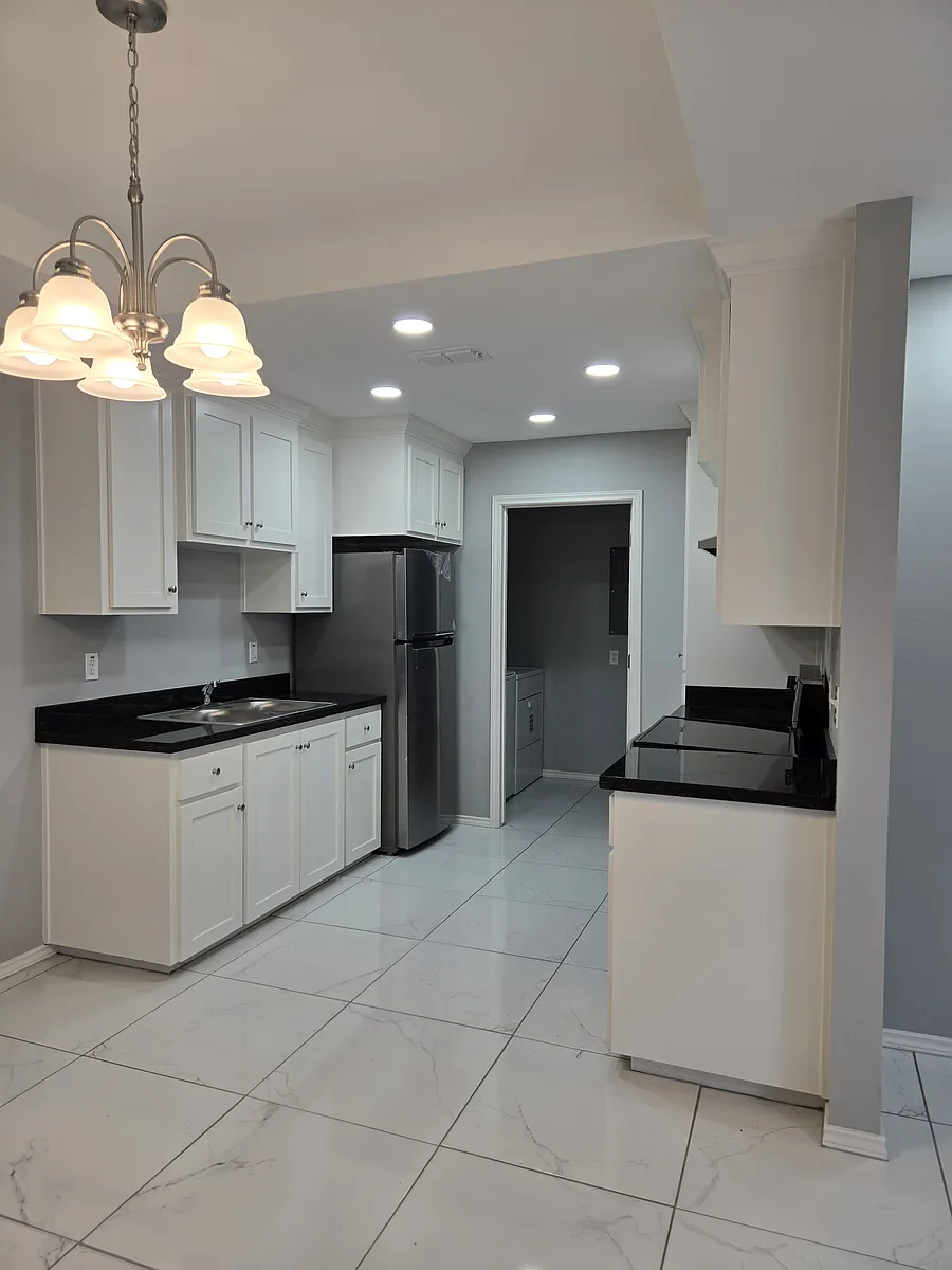 Building Photo - 102 S Cindy Ave #C