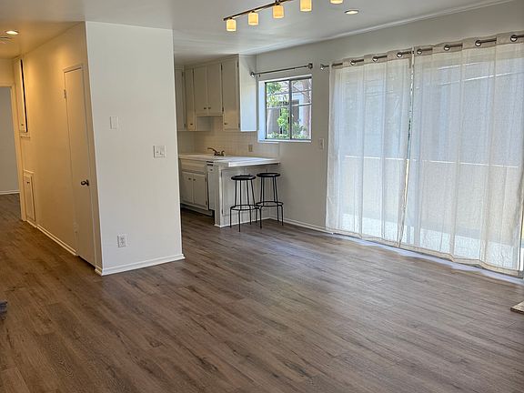 4th image of 921 Granville Ave #9