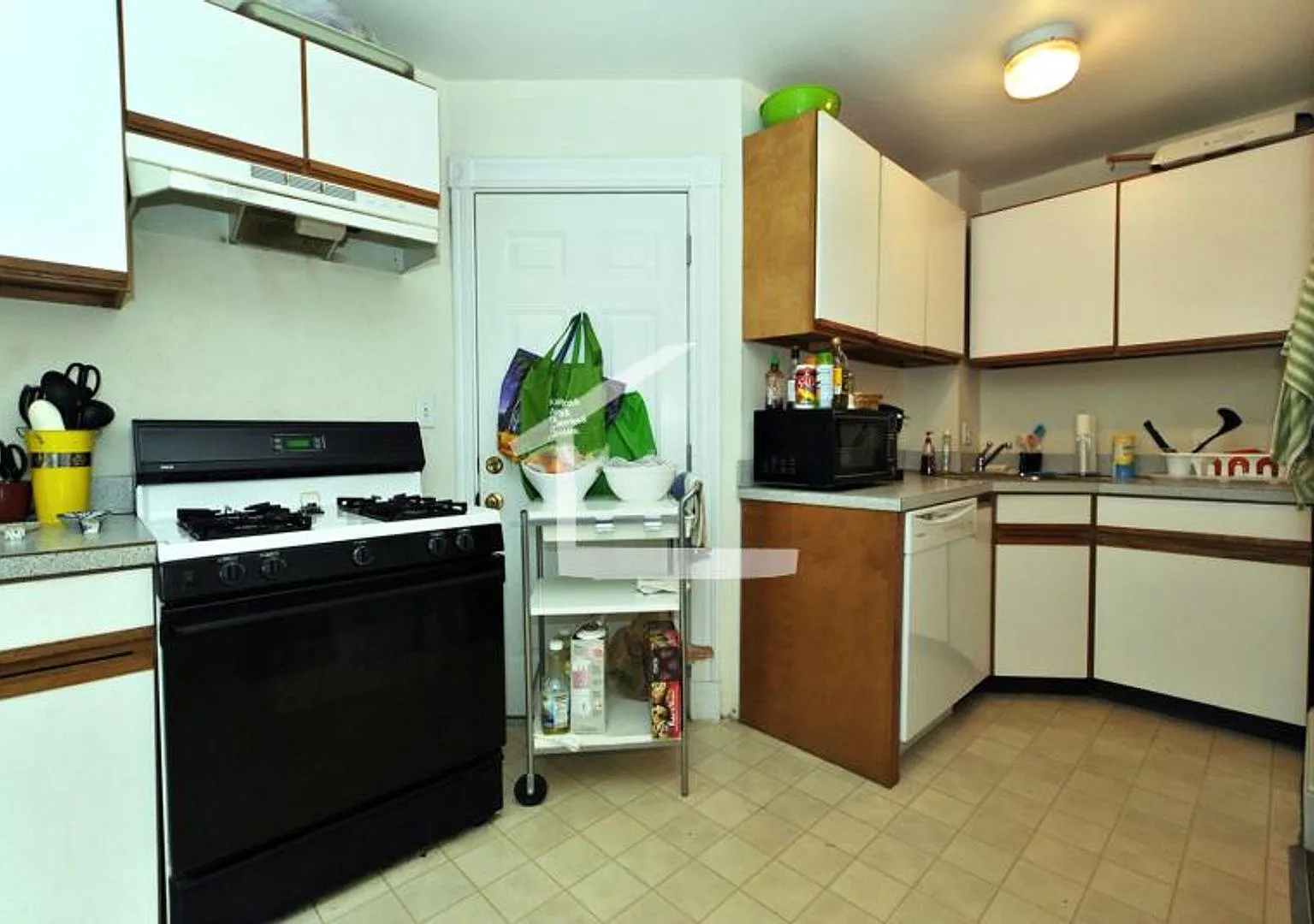 NIce 4 bed in Washington Square — Photo 1