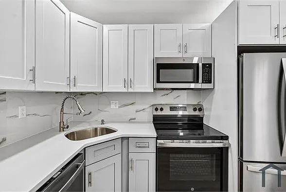 1821 E Oakdale St — Photo 1