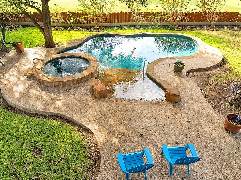 5641 Parkcrest Dr — Photo 2
