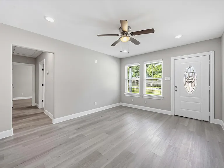 8129 Linda Vista Rd — Photo 5