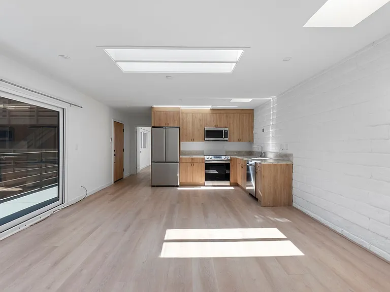 1105 N. Coast Highway | Sand Castle Apartments — Photo 7