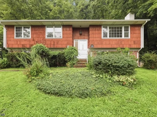 24 Hickory Rd, Ringwood Boro, NJ 07456
