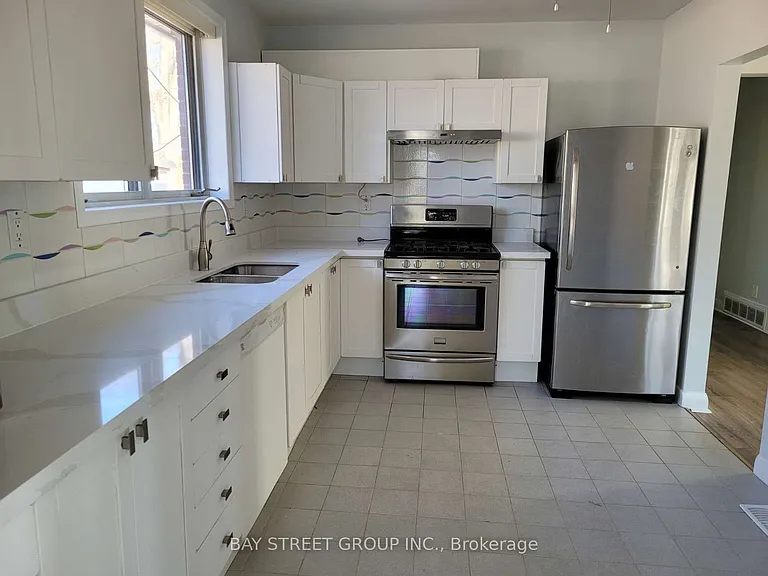 110 Acton Ave #UPPER — Photo 6