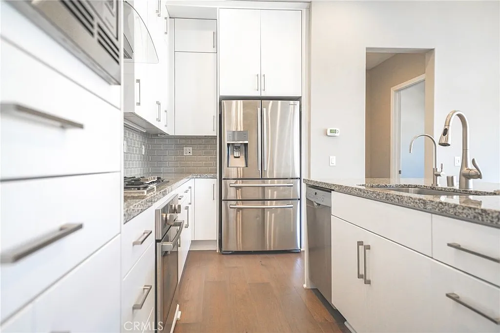 2 bed, 1131 sqft, $3,700 — Photo 3