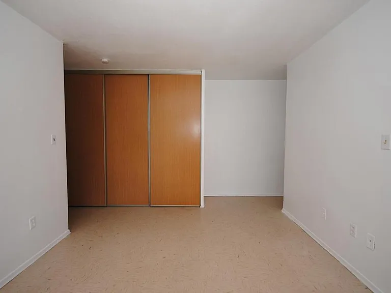 109 Wentworth St S — Photo 7