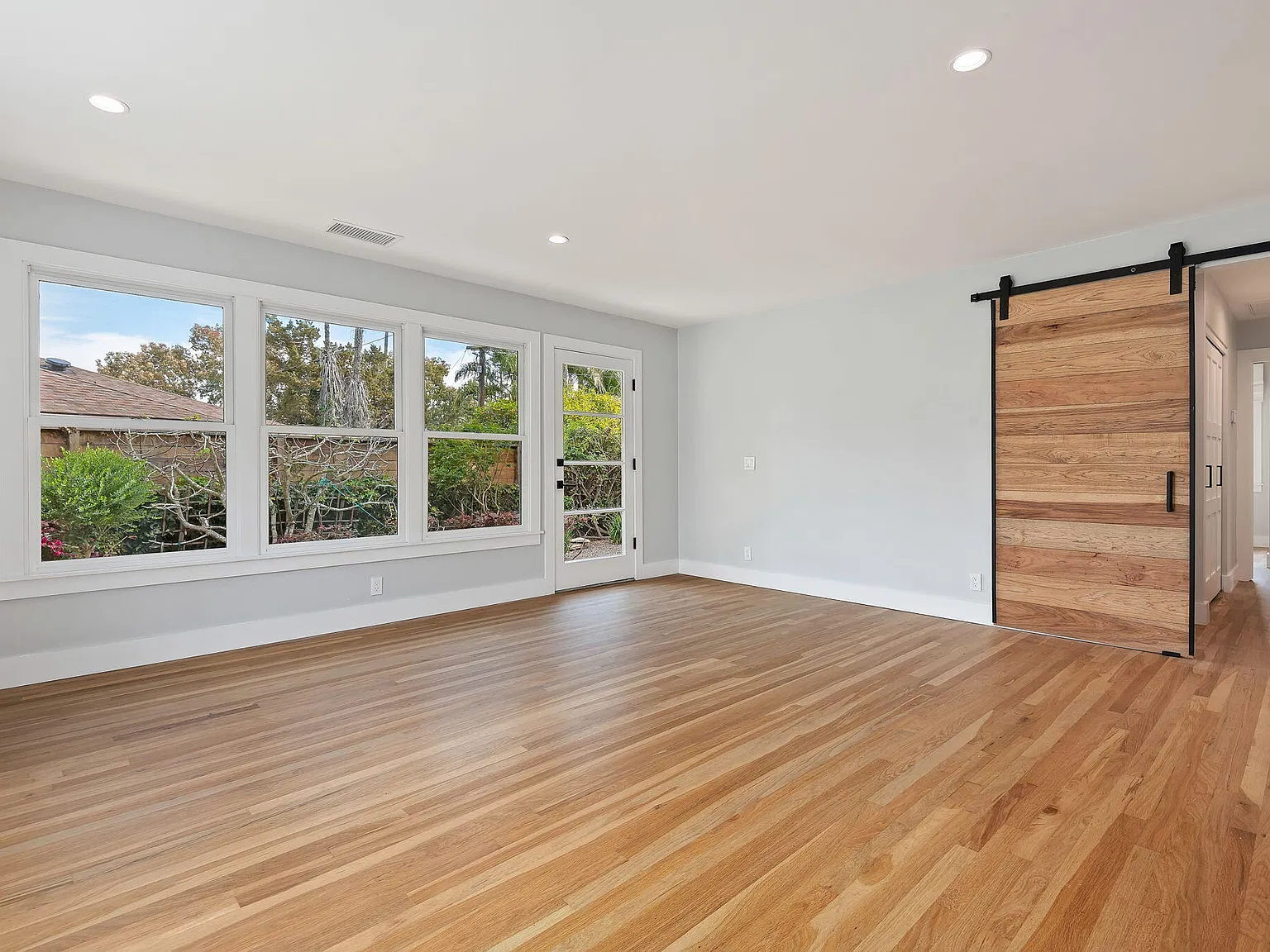 3 bed, 2.0 bath, 1941 sqft, $11,500 — Photo 4