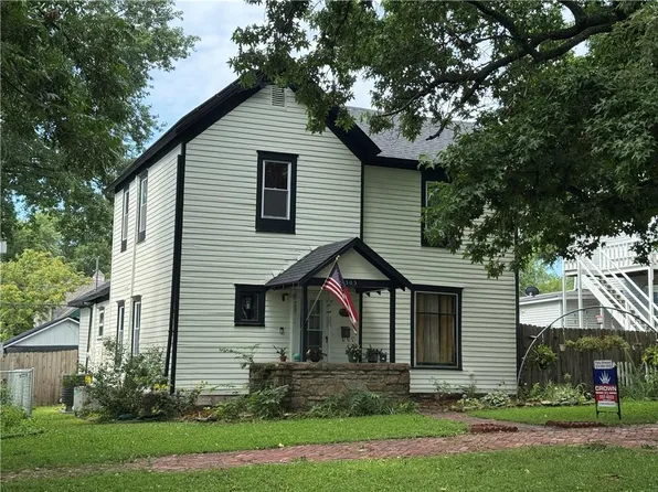 303 E Wea St, Paola, KS 66071