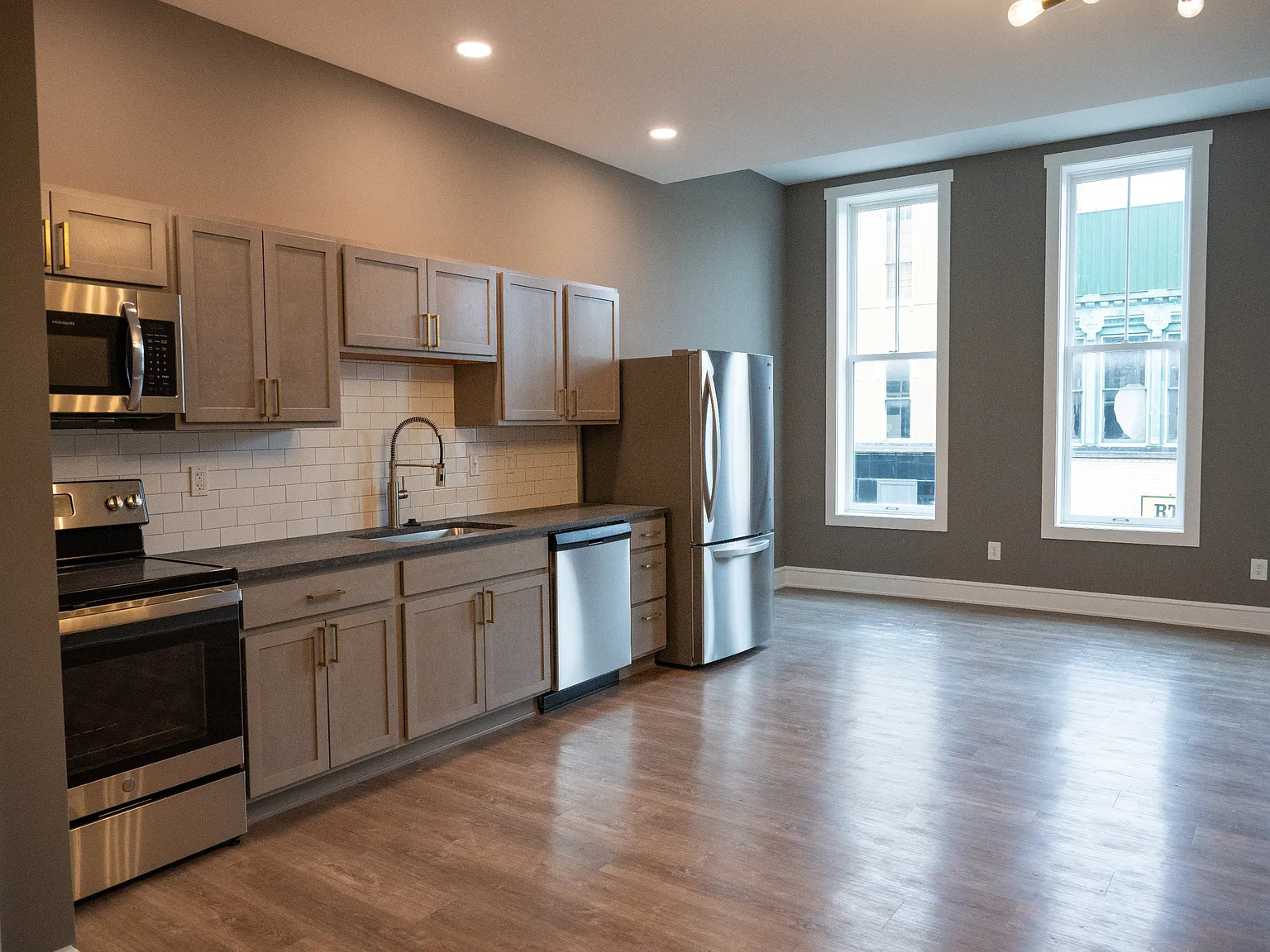 722 E Main St — Photo 1