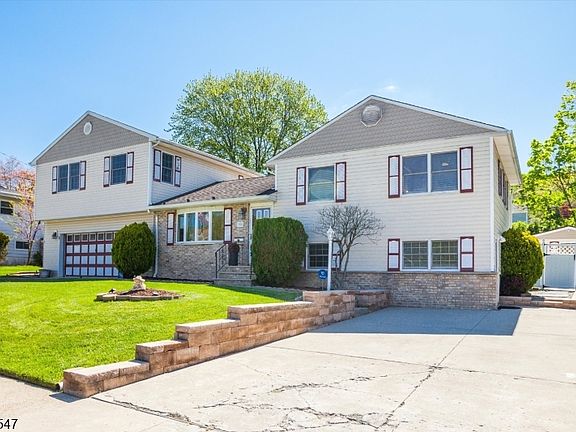 2nd image of 208 Perry St