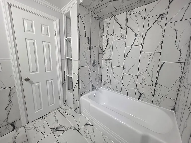 212 Oak St — Photo 1