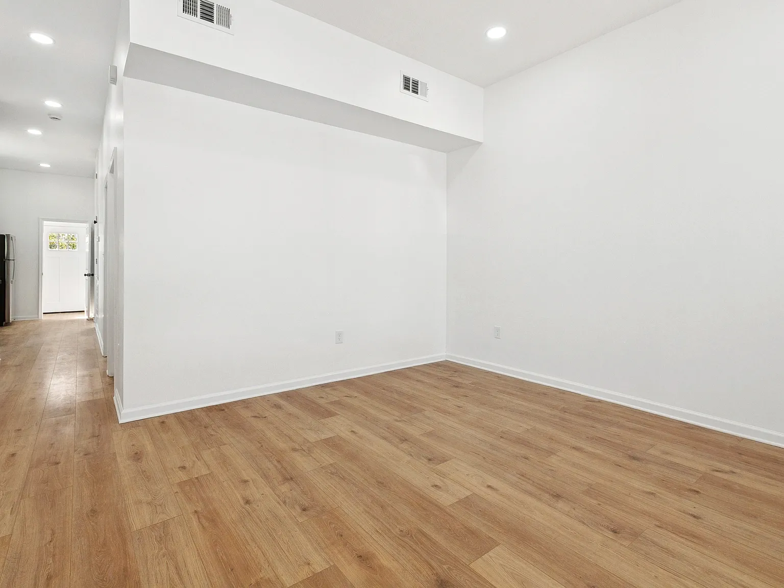2 bed, 1.5 bath, 900 sqft, $1,626 — Photo 2