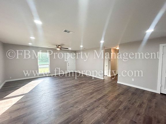 4th image of 1109 S Elm St