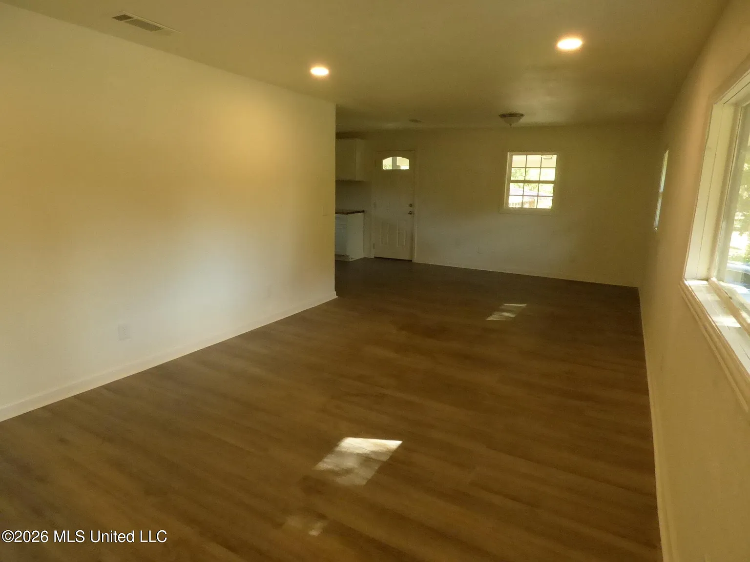 3 bed, 1.0 bath, 1160 sqft, $1,200 — Photo 3