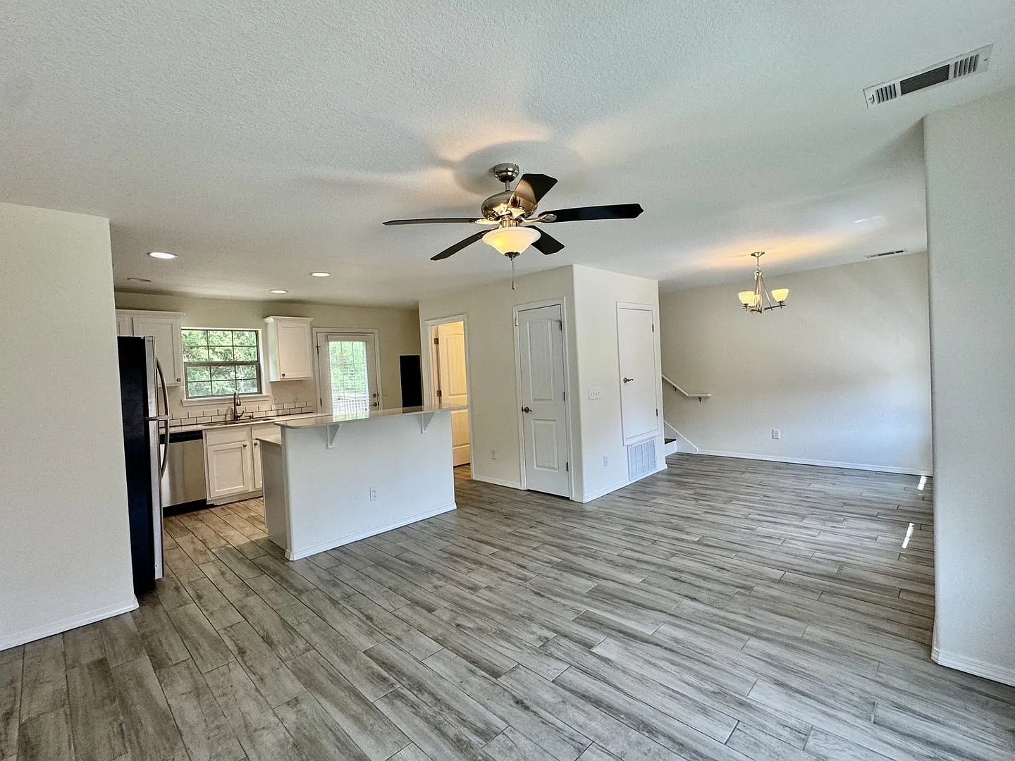 Nice 2 bedroom townhome close to I-49 — Photo 2