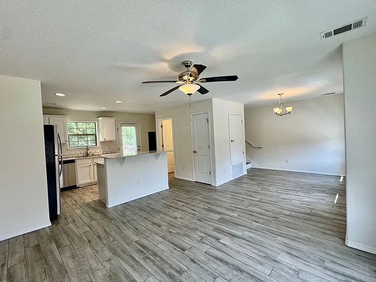 279 S Breakwater Ln — Photo 2
