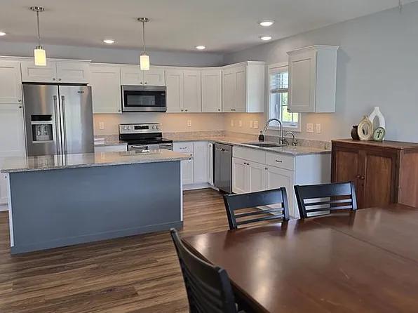 214 Neighbor Dr, Manchester, IA 52057
