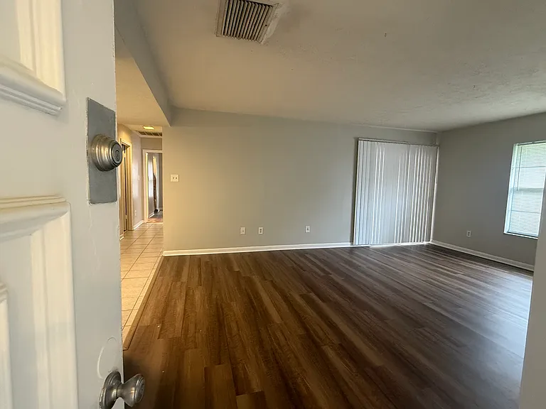 215 Westcliff Cir #C — Photo 3