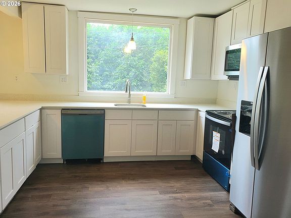 5th image of 745 SW Maplecrest Dr