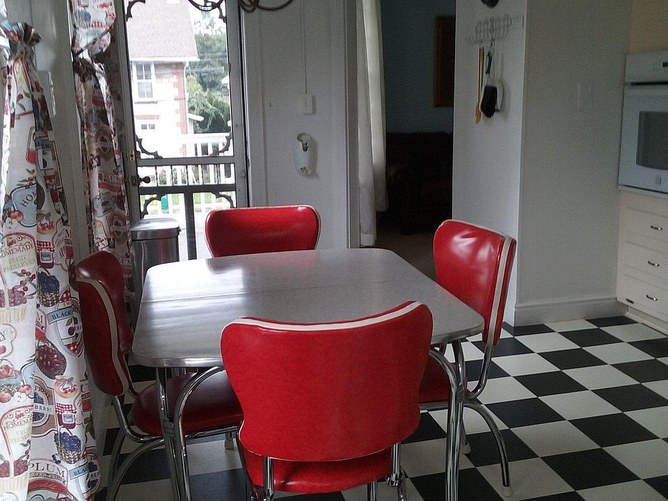 Eat-in Kitchen/ with balcony