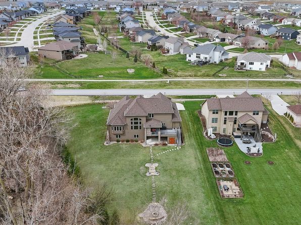 7401 NW 107th St, Johnston, IA 50131