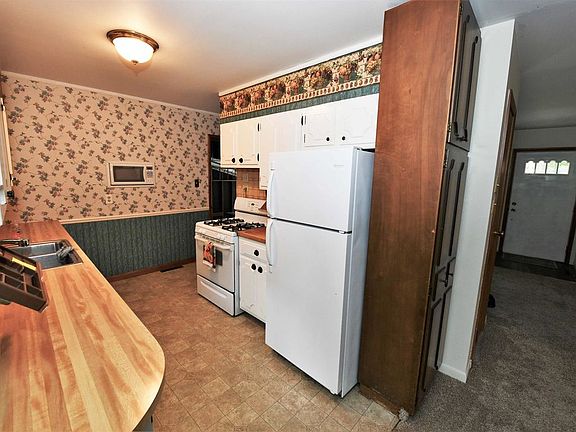 3rd image of 21899 Suburban Dr