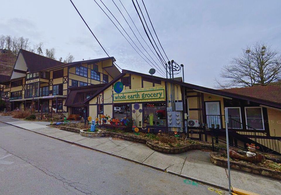 Side view of 446 E Parkway. High-traffic corridor with 10k_20k+ Avg Annual Daily Traffic based on TDOT traffic near US 321/TN-73. Busy year-round, with peak traffic driven by tourism and proximity to GSMNP entrance.