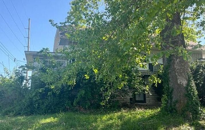 1st image of 2753 Hillcrest Ave