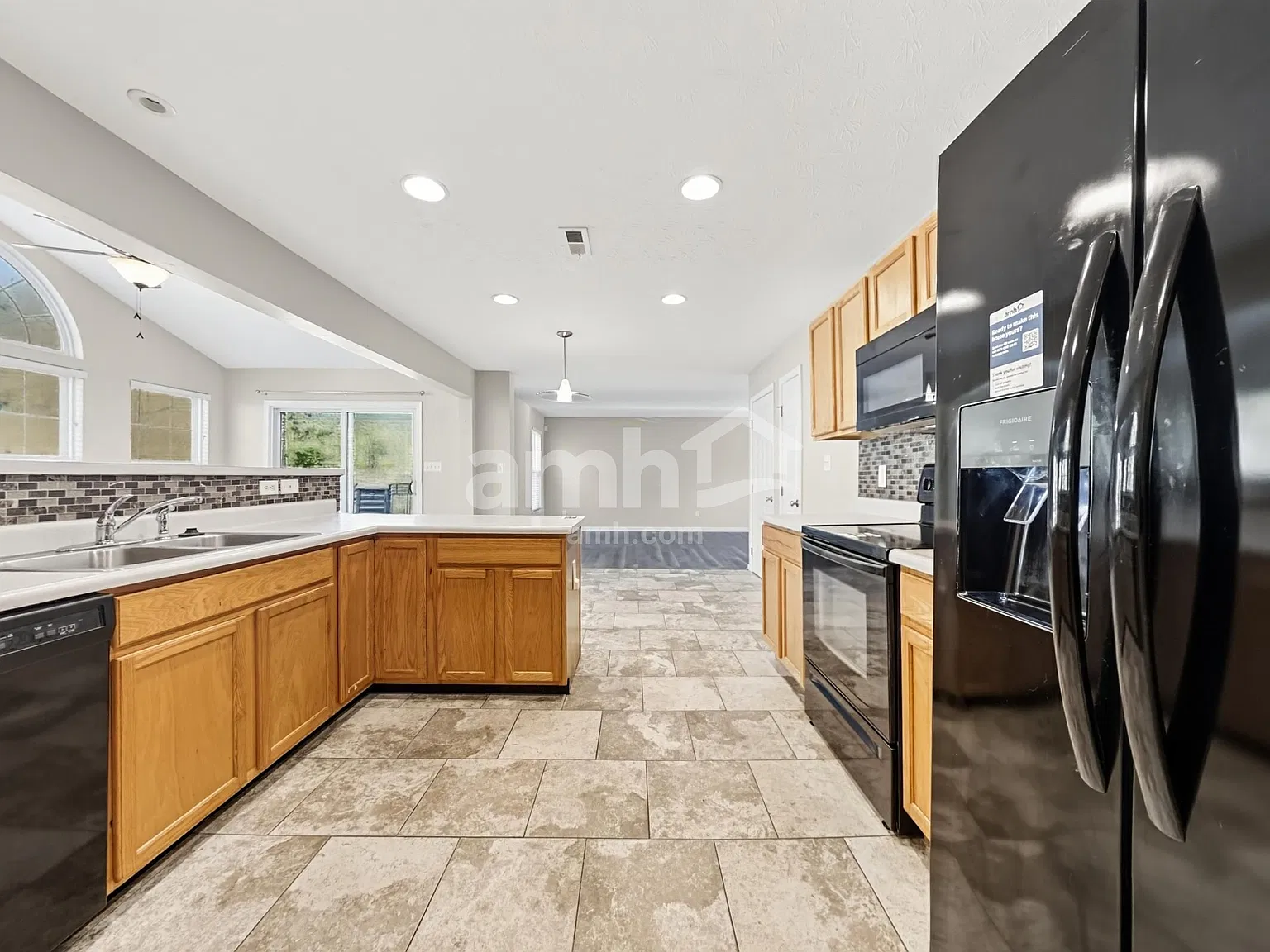 4 bed, 2.5 bath, 1944 sqft, $2,565 — Photo 4