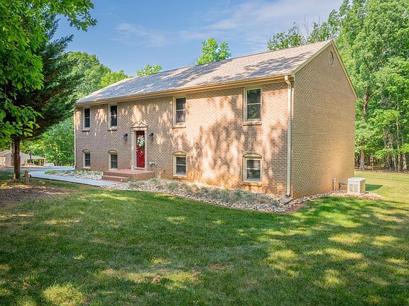 2nd image of 970 Holiday Ln
