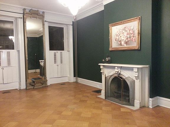 Spacious living room, original pier mirror