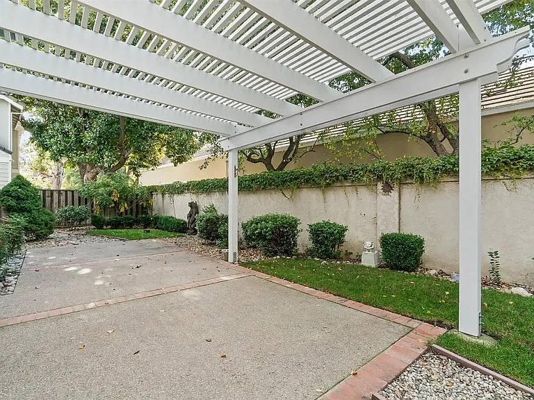 8 Orchard Ln — Photo 18