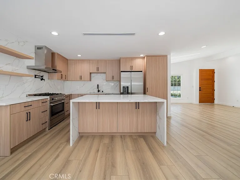 22928 Leadwell St — Photo 11
