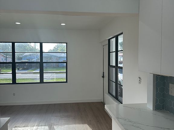 5th image of 14422 NE 3rd Ct