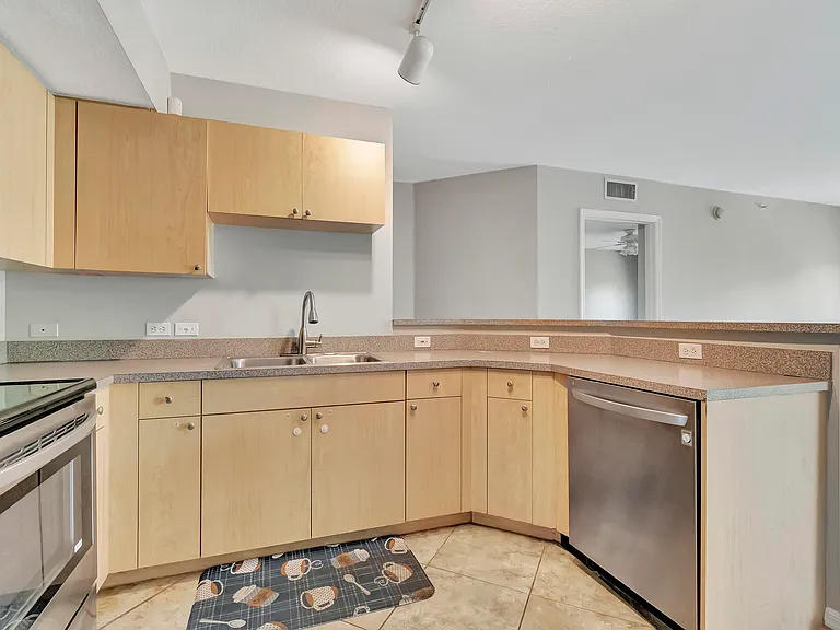 116 Villa Cir #116 — Photo 6