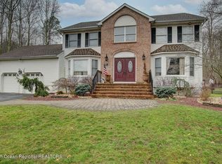 15 Roxbury Ln, Manalapan, NJ 07726