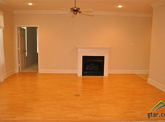 3rd image of 1916 Hollyglen Dr