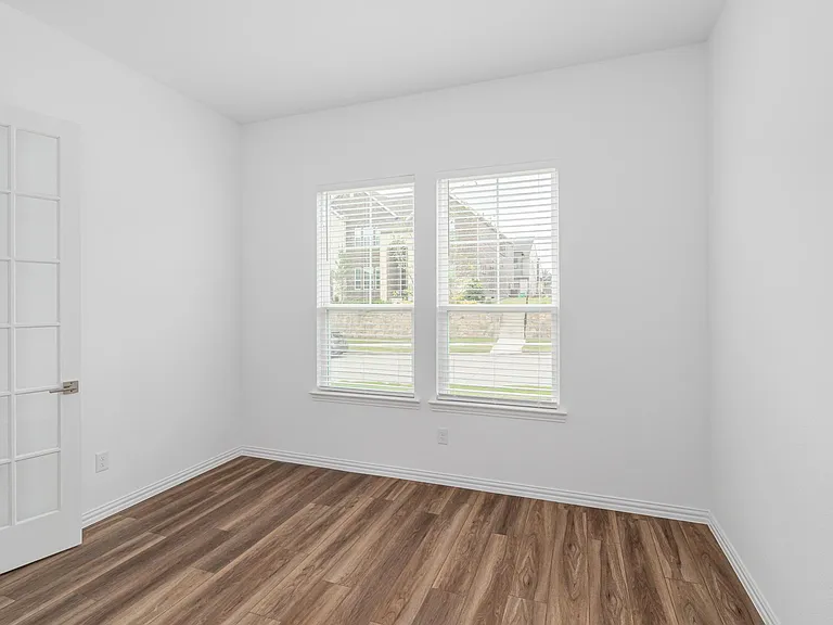 908 Utica Dr — Photo 23