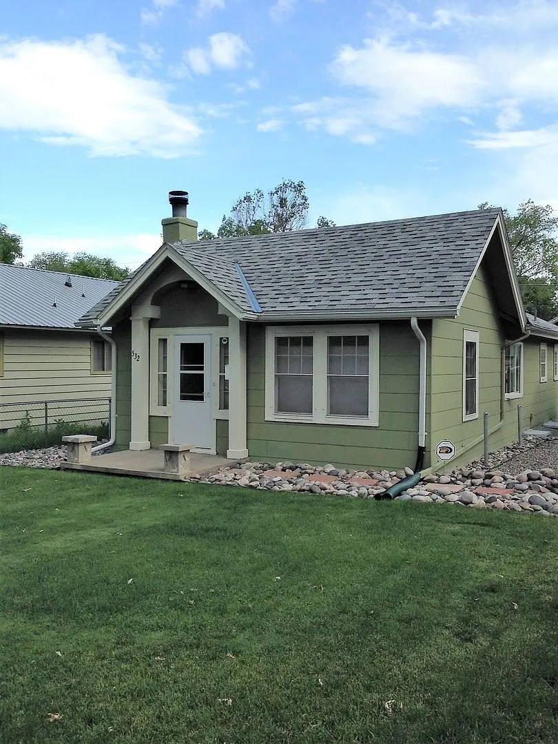 Charming 2 Bedroom Home Near Pioneer Park, Hospitals & Schools! — Photo 1