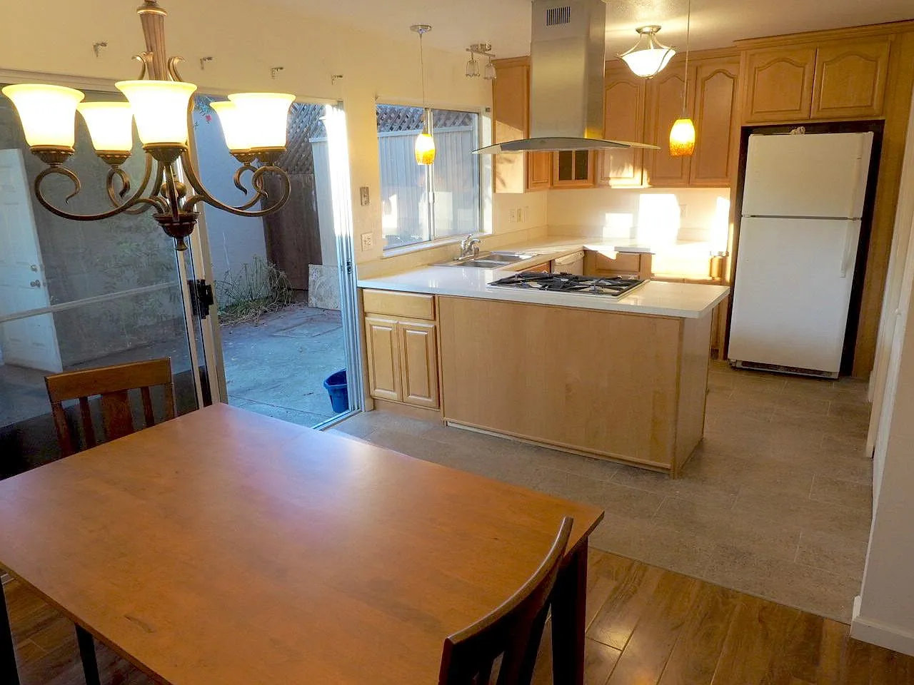 3 bed, 2.5 bath, 1400 sqft, $4,000 — Photo 2