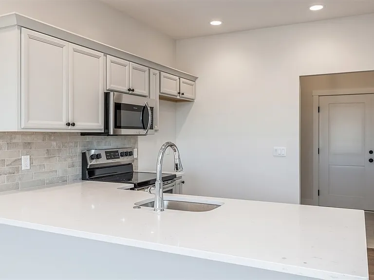 915 Henryson St — Photo 12