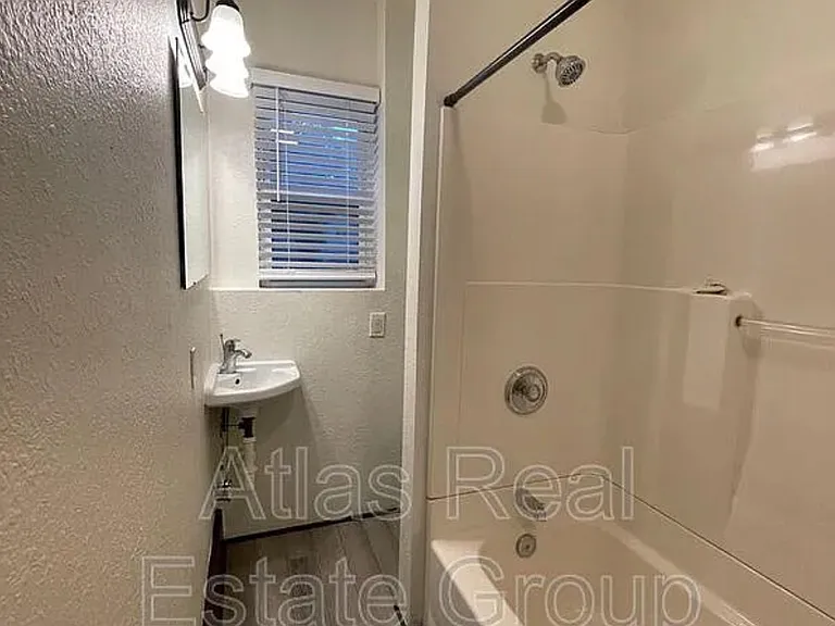 224 Linn St — Photo 10